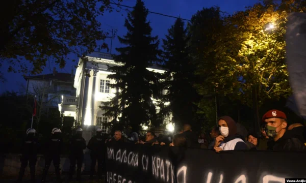 I manifestanti serbi con le chiamate “Kosovo sono il cuore della Serbia