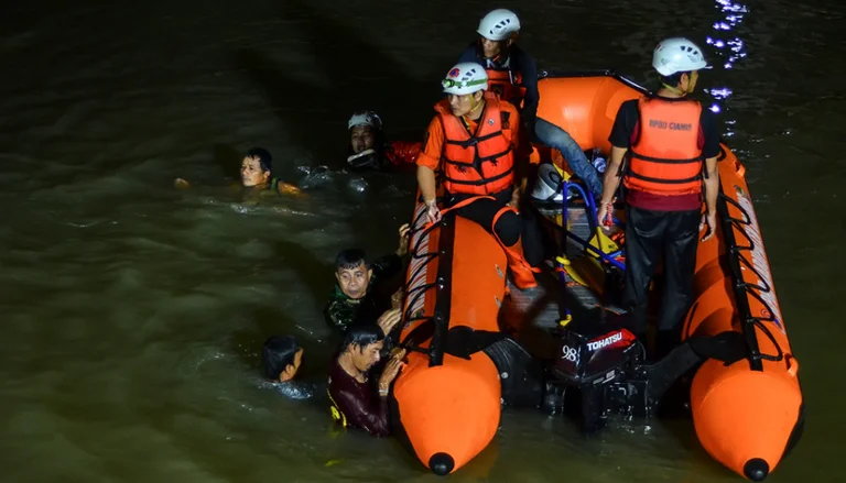 Um den Fluss zu reinigen, ertrinken 11 Schüler der mittleren Schule