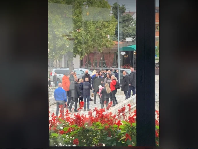 Kurt rompe il silenzio con lobbiing per Haskuka a Prizren, la sua scorta blocca la strada principale (Video)