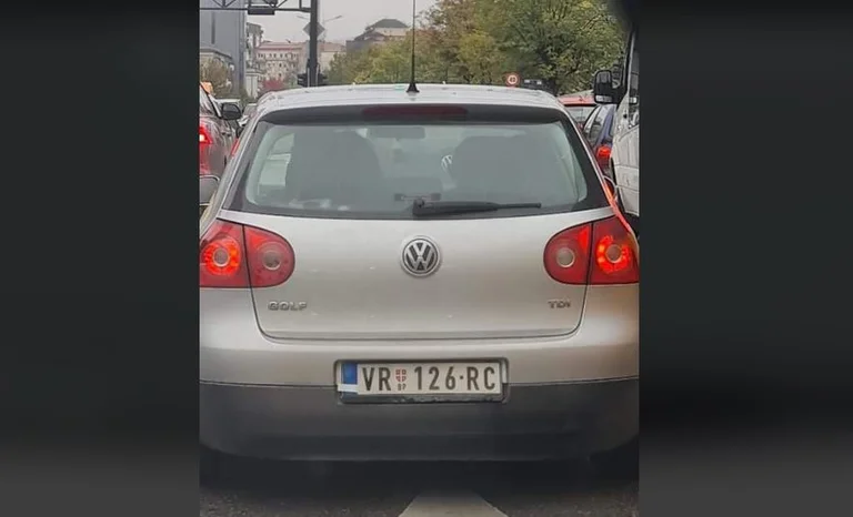 Le targhe serbe tra Pristina sono visualizzate solo con un adesivo (Foto)