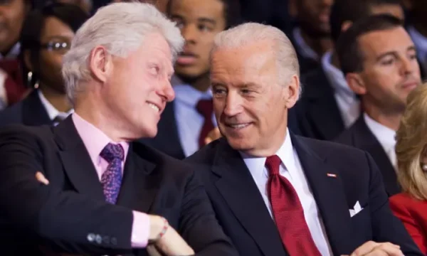 Biden ruft Bill Clinton an, nachdem er im Krankenhaus war.