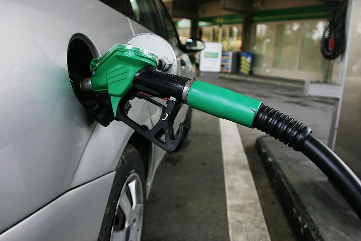 Chi paga la maggior parte di chi meno per il carburante nella regione
