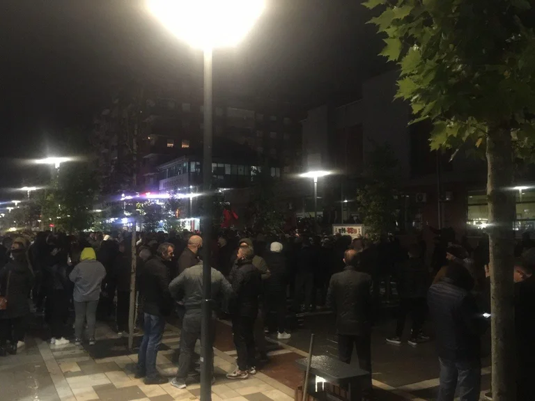 Kurti is trying to gather people around Kosovo to fill the square that the LDK supporters didn't catch yesterday.