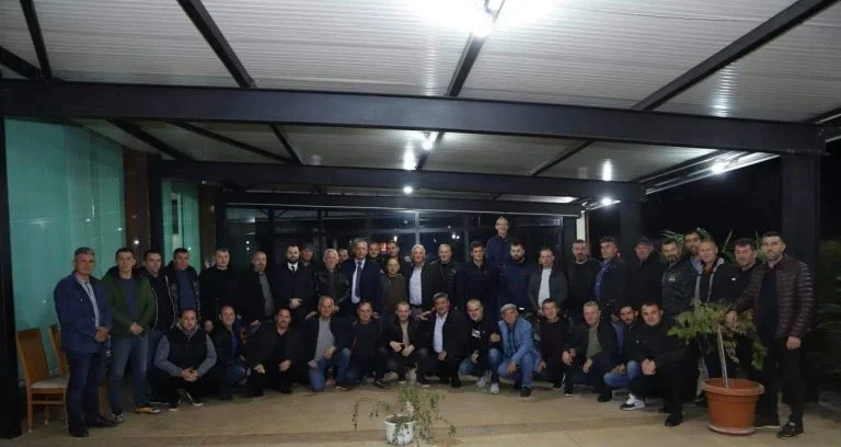 Ramosj per l'Associazione Decani Hunter: Persone Enthusiasted Organizzate in Armonia