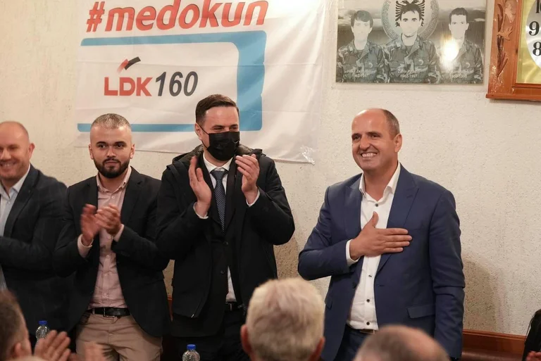 Dr. Ekrem Hyseni grazie ai computer portatili per mobilitare alla grande vittoria