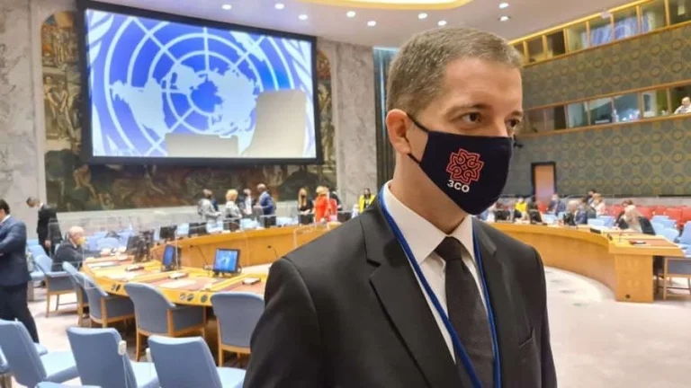Djuric appare in una maschera dell'Associazione comunista serba al Consiglio di Sicurezza delle Nazioni Unite