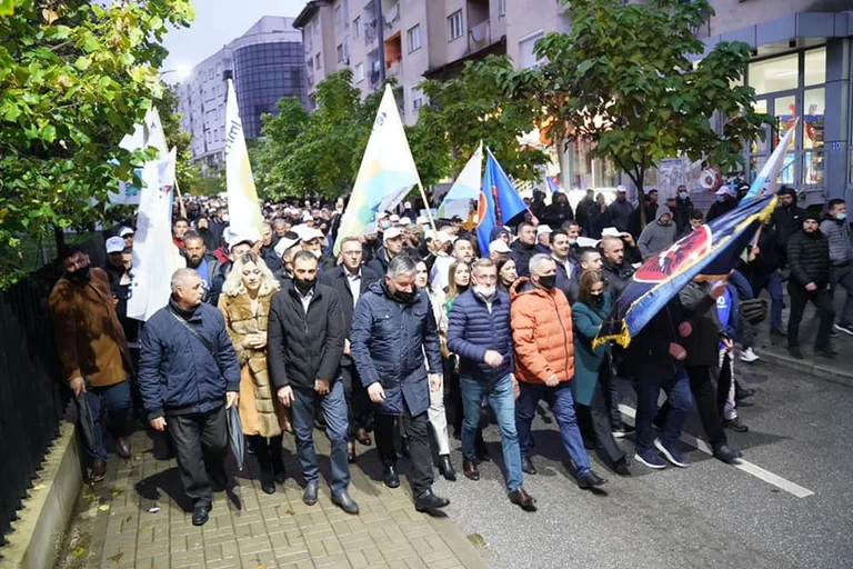 Spielregel: Lipjan Square Überlauf mit Unterstützern von Imri Ahmeti