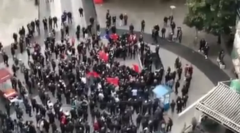 Ancora una volta, la pallida attesa per Albin Kurti a Mitrovica, c'è circa 100 persone in piedi fino a Agim Bahtiri?