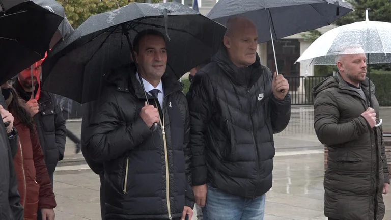 Daut Haradinaj marschiert durch Pristina Plätze: Es gibt eine Botschaft für alle Politiker.