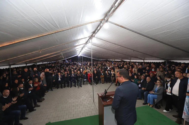 Große LDK Rallye in Istog, wie in Ibrahim Rugova's Zeit
