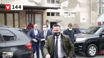 Hani Lumez: Albin Kurti para la campaña con jeeps negros desbloquea la ciudad hasta la trocha