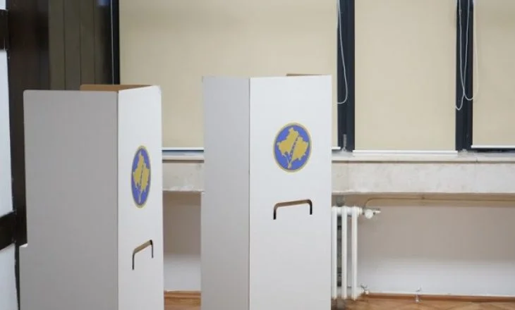 En las escuelas que son mesas electorales, la instrucción en línea se celebra el lunes