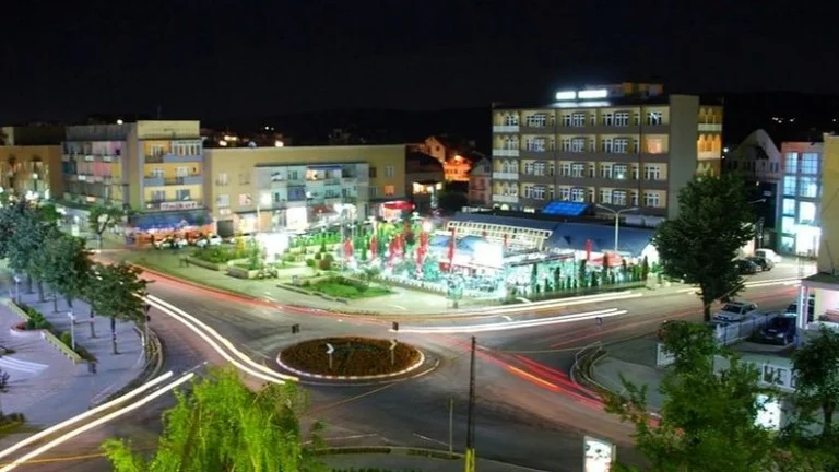 Drei Männer handeln eine Frau in Gjilan, forcing sie zu haben gratis sex