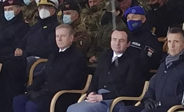 Kurti '%nerth) alla cerimonia di cambio della KFOR: Vedi cosa copre le ginocchia.