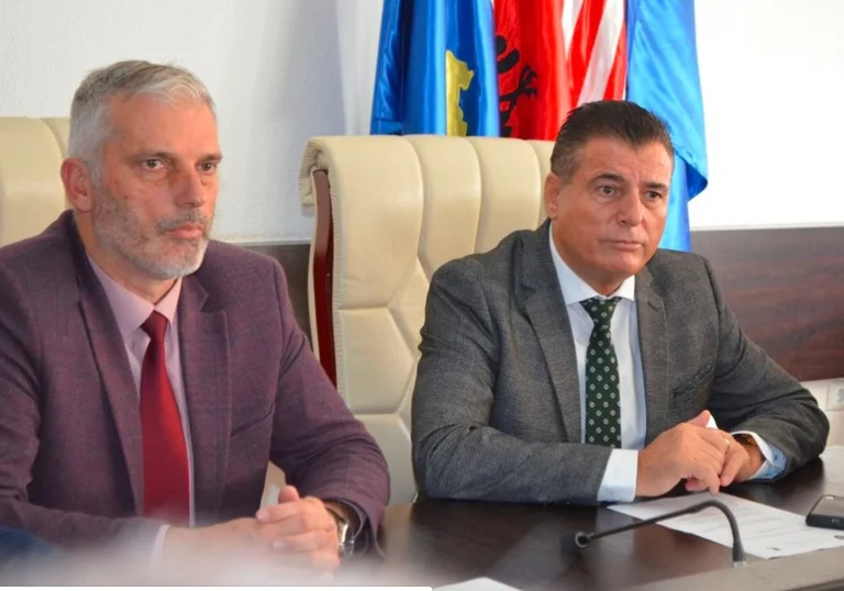 Agim Bahtiri of Faruk Mujka accommodated their families at the Mitrovica Theatre “Muharrem Beinga” (Documents)