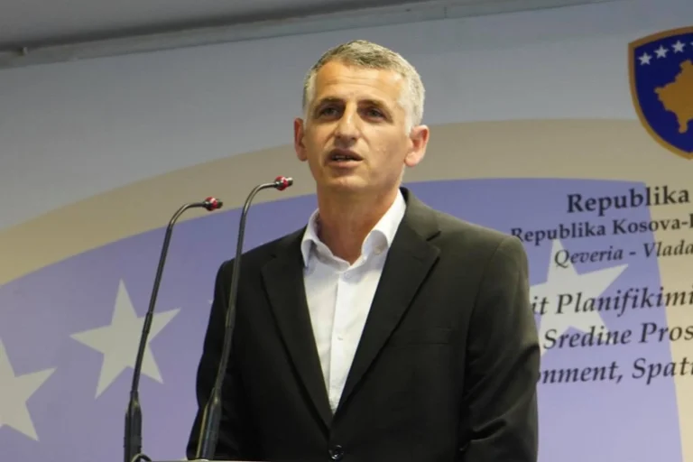 Hysen Durmishi ankohet se dikush po iu shkruan njerëzve në emrin e tij, e denoncon në polici