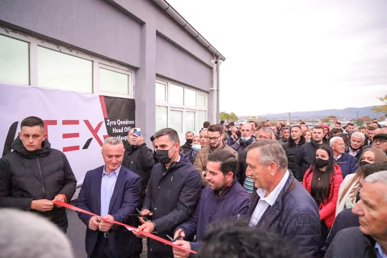 Vorsitzender Tahiri nimmt an der Einweihung der Textilfabrik teil, die 60 Frauen in Stanoc beschäftigt, Upper