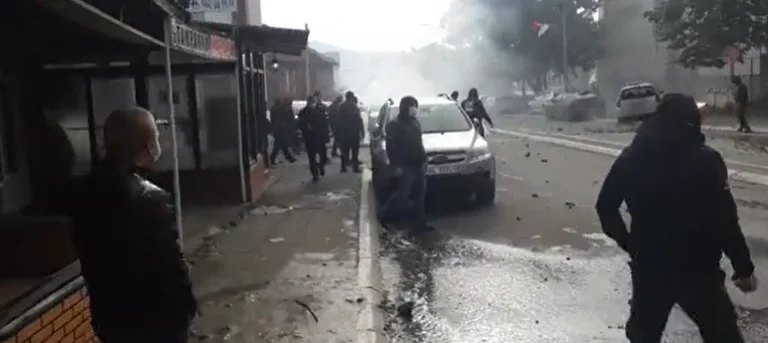 Quattro auto sono state danneggiate mercoledì a nord, in uno di loro due cittadini stranieri
