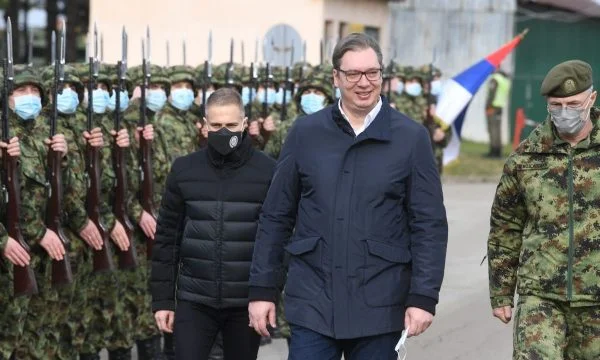 Gendarmería serbia canta.