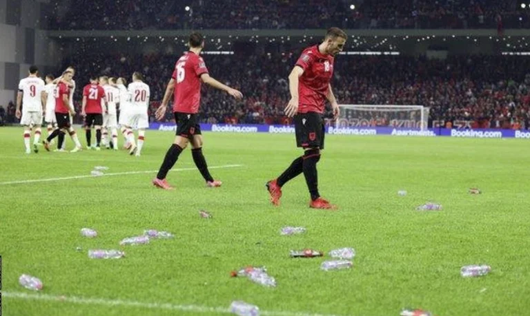 Failed organization at Air Albania, banned water bottles at the entrance, sold them with corks inside the stadium