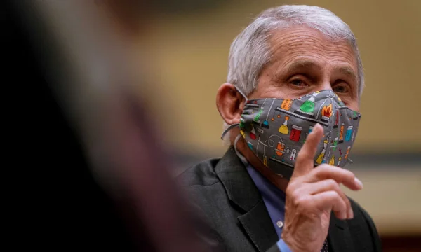 Fauci thotë se nevojiten tri doza vaksinimi për mbrojtje të plotë nga Covid-19