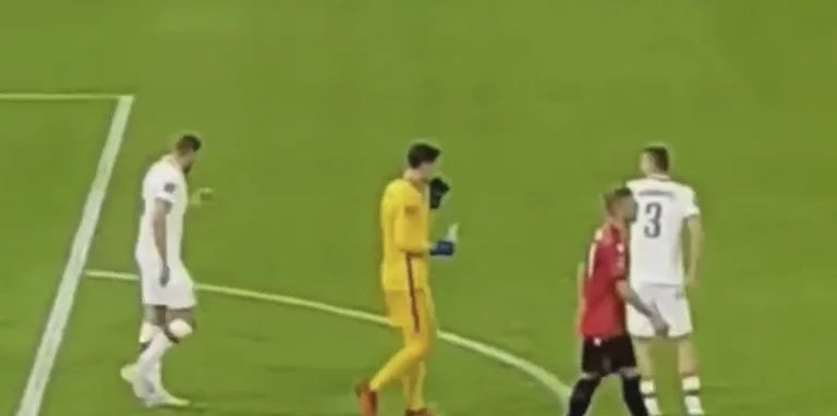La mossa di Szczny come i fan albanesi stavano gettando bottiglie in campo come pazzo, è diventato virale