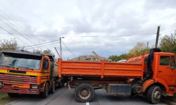 Serben Block Pristina Straße Raksh