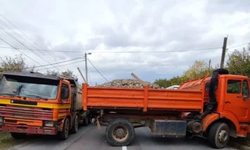 Los camiones de la compañía Kurti bloquean la carretera norte