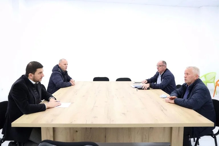 Memli Krasniqi meets representatives of the “Ferronnikelit” Union, talk about the difficult situation after production cuts out