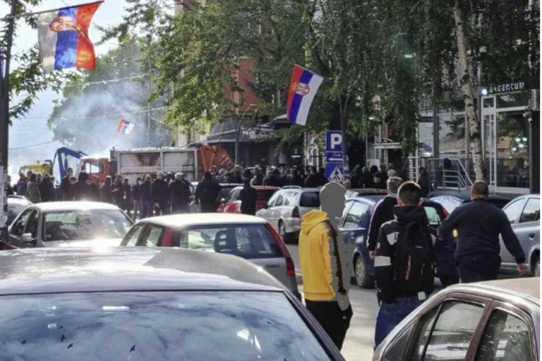 Die angespannte Situation im Norden: Besondere Einheit verwendet Tränengas, Sirenen fallen