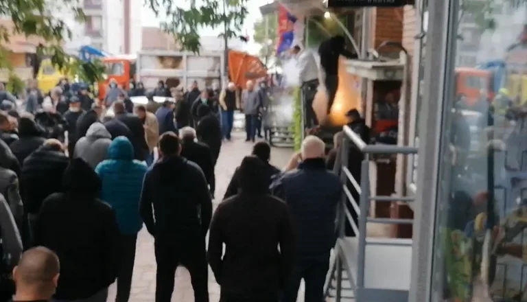 Los serbios atacan a la policía en el norte
