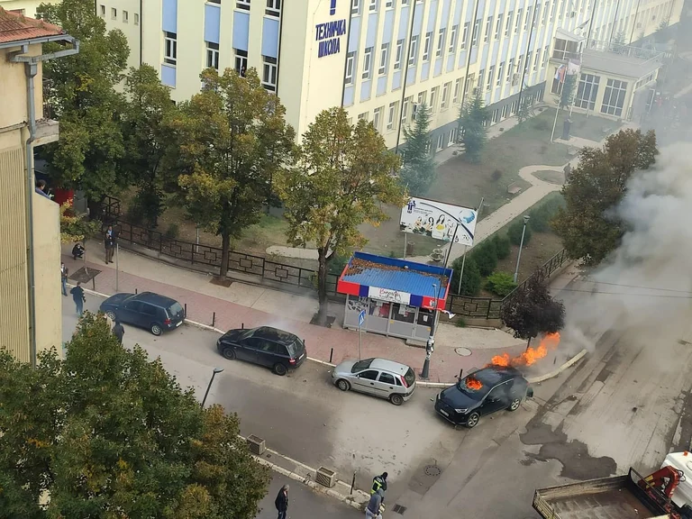 In den nördlichen Mitrovica Straßen sind blockiert, ein Auto ist gesperrt