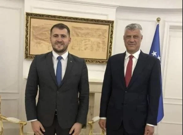 Was ist Mergim Lushtaku Warnung mit diesem Foto mit Hashim Thaci