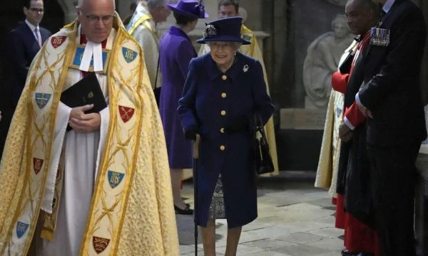 Queen Elizabeth appare in pubblico con un bastone