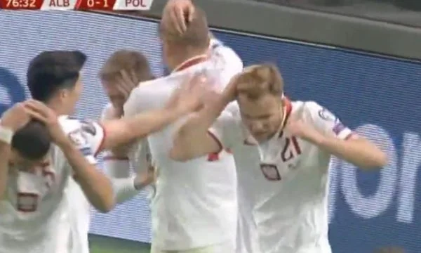 Il momento in cui i giocatori di calcio della Polonia hanno colpito con bottiglie da albanesi