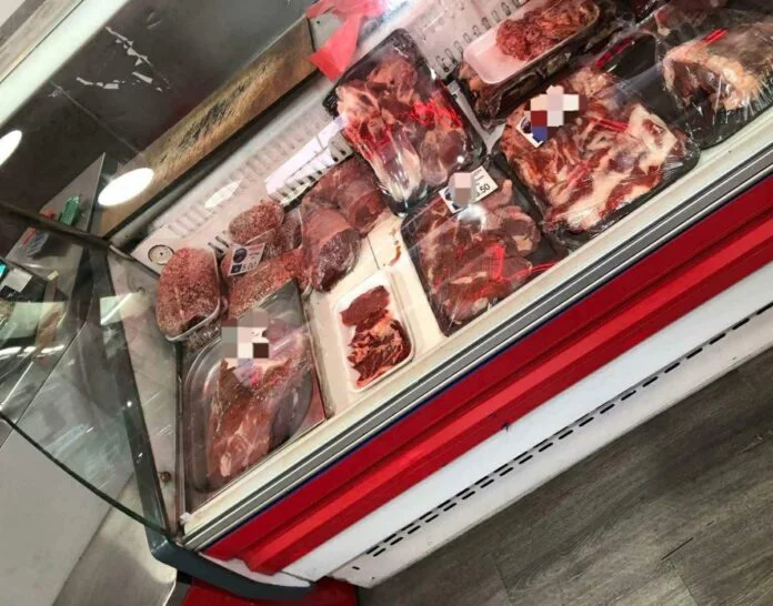 Plus de 200 kg de viande suspecte de qualité ont été trouvés, la police arrête une personne à Fushe Kosovo