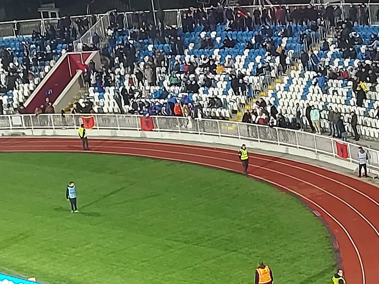 La FSHF a interdit l'apparition de drapeaux du Kosovo dans Air Albanie, à Fadil Vokrı de nombreux drapeaux rouges
