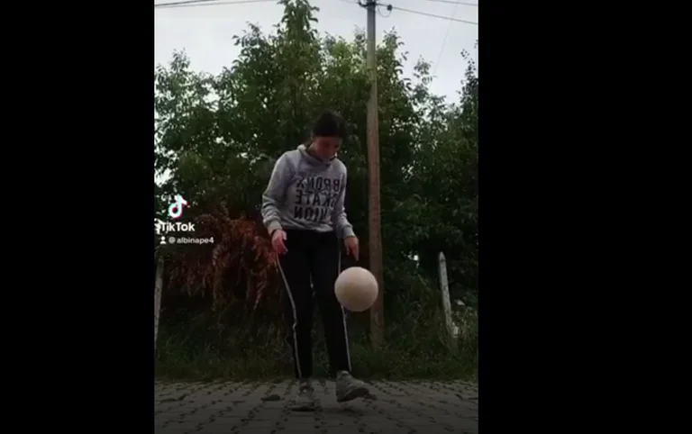 Mitrovica di 16 anni lascia tutti impressionati dalla sua tecnica con la palla (Video)