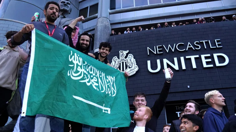 Newcastle hinter dem Man Wood