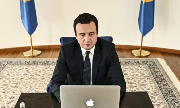 Primer Ministro de Kosovo busca el Año Arben en Twitter