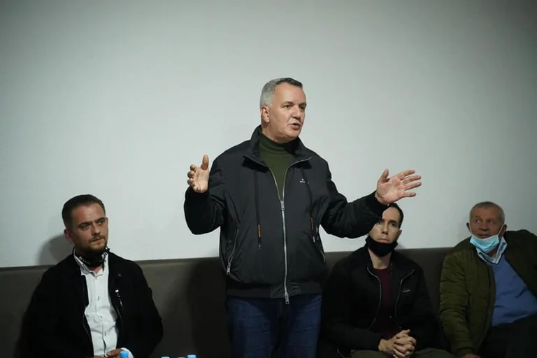 Ahmeti conoce a residentes de varias aldeas de Lipjan: El apoyo está creciendo cada día