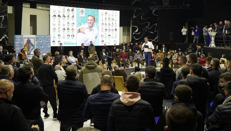 Neither does rain prevent citizens from filling the hall in support of Daut Haradinaj