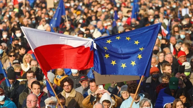 Massen Protest in 100 Städten in Polen: Rest in der EU gesucht