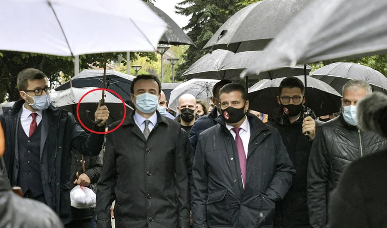 They blew up that Kurt kept his tent: VV militants close their eyes, Kurt is held by someone