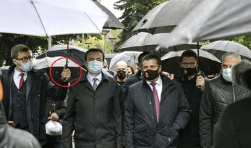 Ellos volaron que Kurt guardaba su tienda: militantes VV cierran sus ojos, Kurt es sostenido por alguien