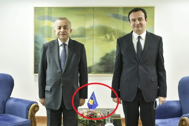 Kurti nomination - U n NMIC: Chef des Unenémies coupé le drapeau du Kosovo de la photographie avec le Premier ministre