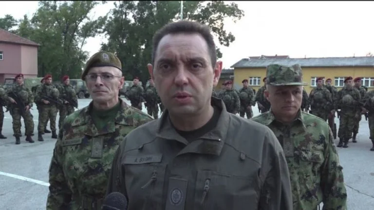 serbischer Polizeiminister: Wir nehmen die neuesten Waffen aus Russland.
