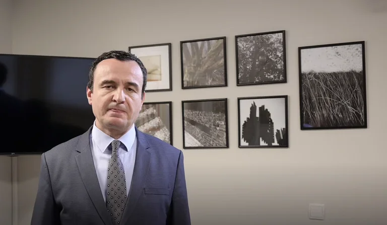 Kurt ha menzionato solo tre successi del suo governo: Il primo risulta essere una frode. Il secondo risulta essere una frode.