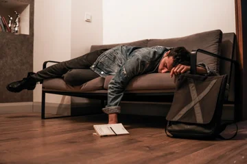 There are many reasons why men would better sleep without clothes!