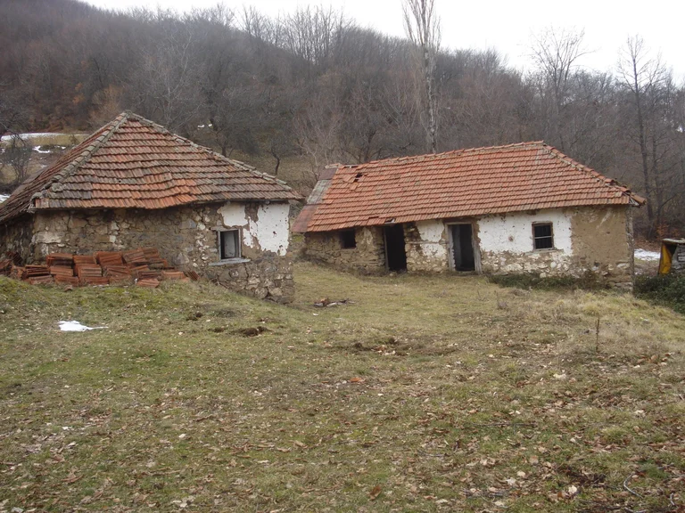 Kosovo-Polizei wird in ein Dorf Prizren geladen: Dort finden Sie eine Struktur von Pyramidensystemen
